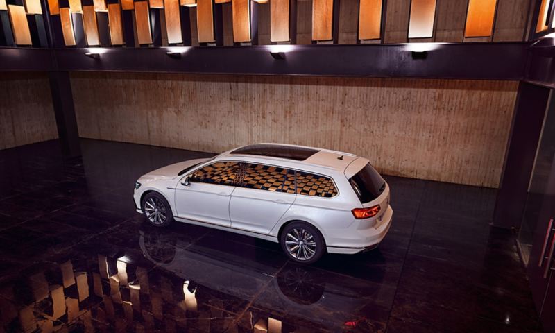 Vue en plongée arrière latérale de la VW Passat SW GTE, avec le toit ouvrant panoramique optionnel.