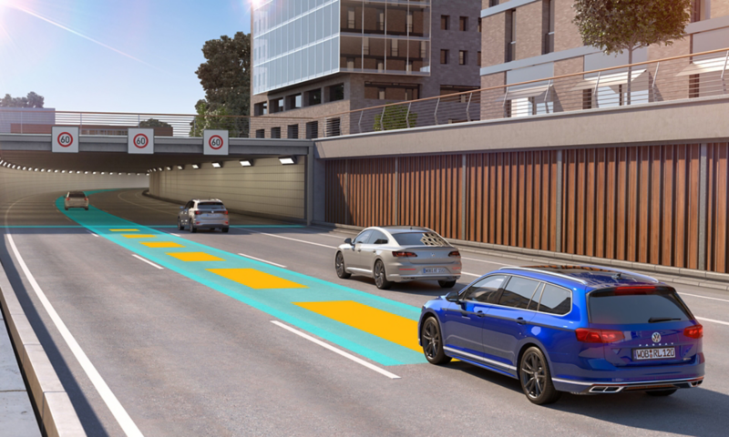 VW Passat Variant kører i trafikken, kørselsassistenten Travel Assist (ekstraudstyr) anvendes.