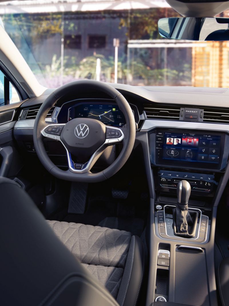 optionales Digital Cockpit Pro im VW Passat GTE Variant. Sicht auf Vordersitze, Navigationssystem Discover Pro und Multifunktionslenkrad