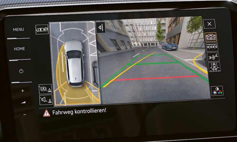 Ausblick aus Frontscheibe des VW Passat Variant mit optionaler Umgebungsansicht „Area View“ auf Bildschirm des Infotainment-Systems