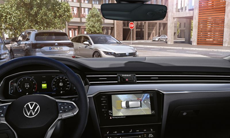 Et kig ud af forruden på VW Passat Variant med omgivelsesvisningen Area View (ekstraudstyr) på infotainmentsystemets skærm.