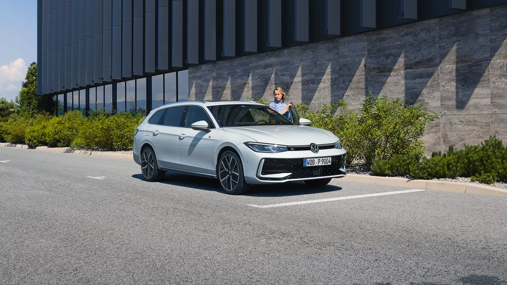 pciture of the VW Passat B9