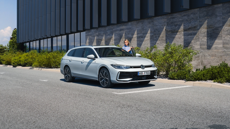 VW Passat bianca parcheggiata di traverso davanti a un edificio.