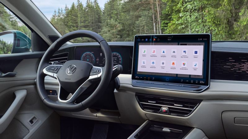 Kuva VW Passatin sisältä, näkymä kohti ergoActive-istuimia (lisävaruste), ohjaamoa ja Jumboboxia.