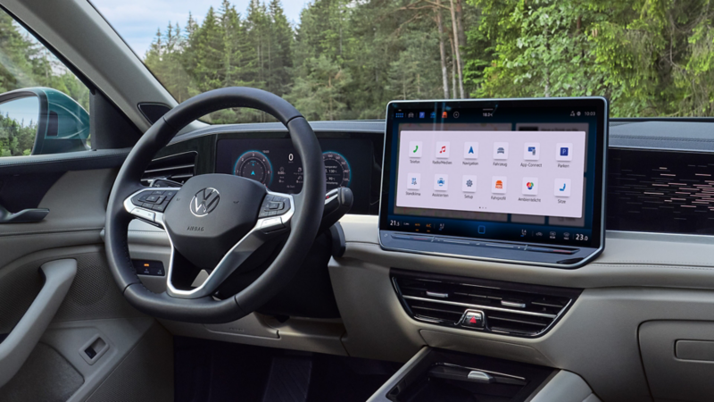 Innenansicht des VW Passat mit Blick auf die optionalen ergoActive Sitze, das Cockpit und die Ablagebox.