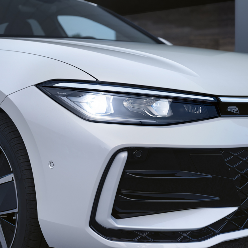 En hvid VW Passat med fokus på LED-matrixforlygterne.
