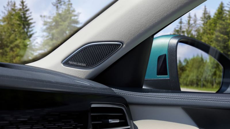The focus in the interior of the VW Passat is on the Harman Kardon loudspeaker on the passenger side