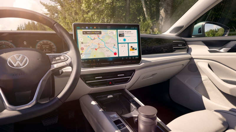 Vue sur la console centrale de la VW Passat avec son grand écran de 15 pouces.