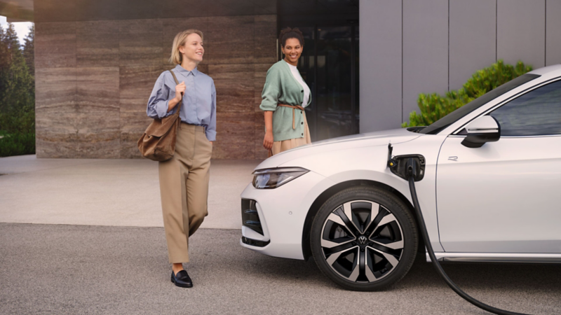 To kvinder ved en Passat Variant i lader 