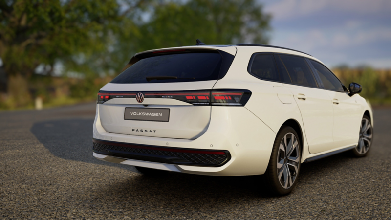 Vue arrière d'une VW Passat blanche.