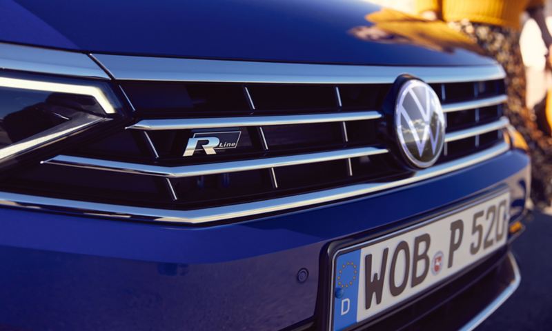 Nærbillede af kølergrillen med R-Line-logo på en blå VW Passat Variant.
