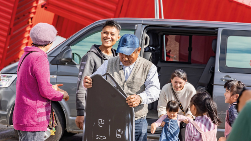 爸爸終於了解這台車是兒子要送給爸爸的禮物