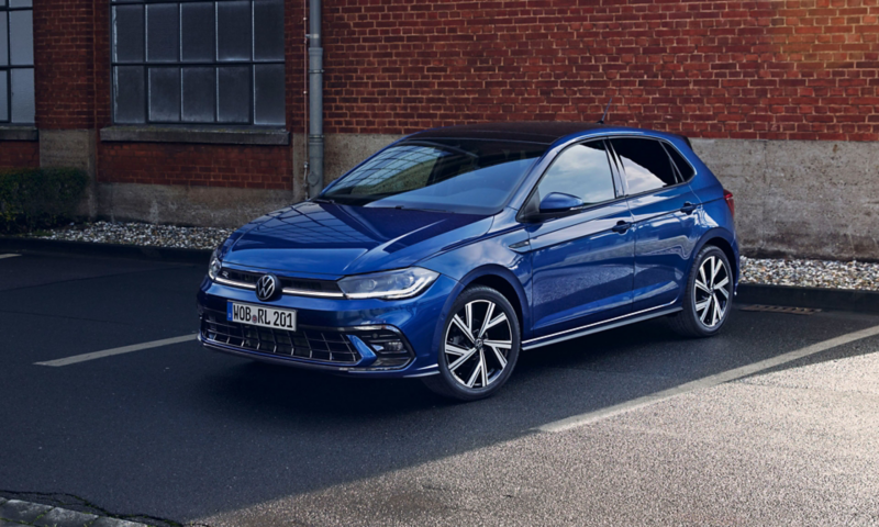 Niebieski Volkswagen Polo w wersji rline plus