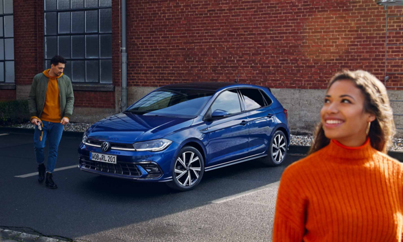 Una coppia sta davanti alla nuova Polo