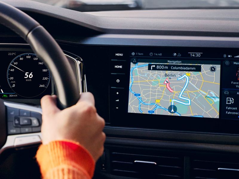 Dettaglio del volante e della Radio Composition con display da 6.5" e sistema di navigazione di Volkswagen Nuova Polo.