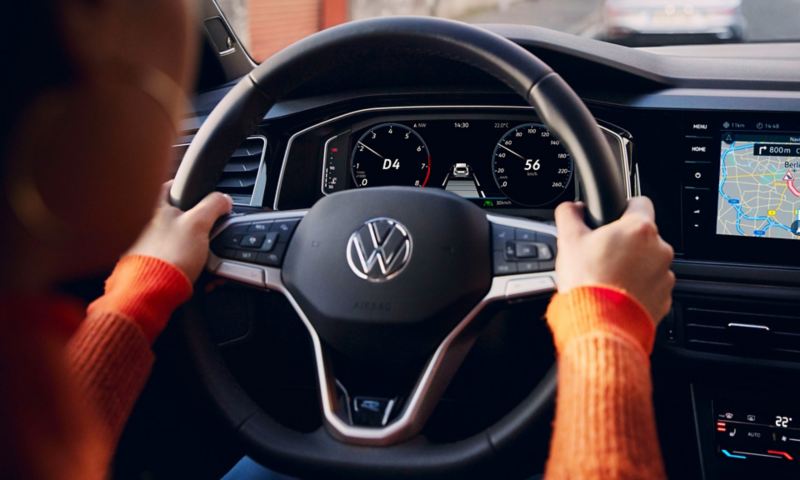 Close-up van het stuurwiel in de VW Polo met de knoppen voor de bediening van onder meer de optionele spraakbesturing.