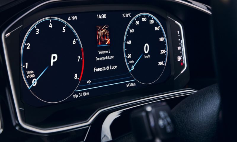 Blick auf die digitale Anzeige vom Digital Cockpit Pro im VW Polo mit Active-Paket.