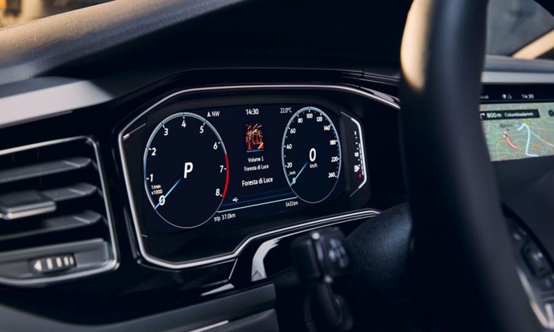 Gros plan du Digital Cockpit Pro en option de la VW Polo, illustration du compteur de vitesse et de la navigation.
