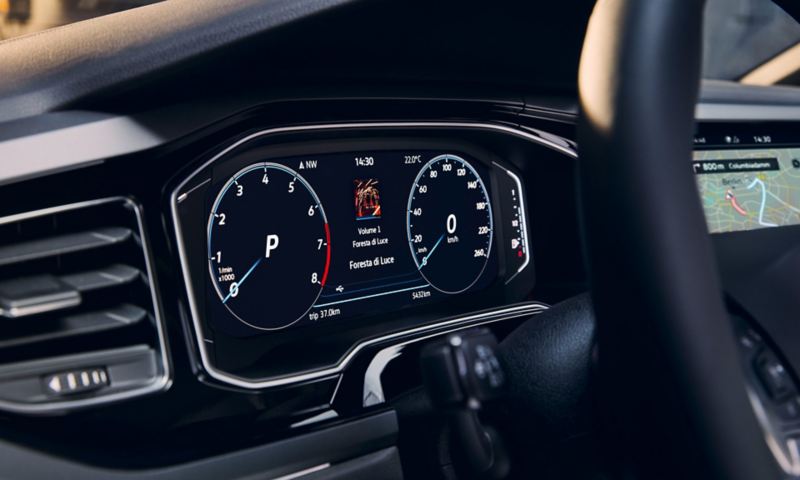 Detailaufnahme des optionalen Digital Cockpit Pro im VW Polo, darauf abgebildet sind unter anderem Tacho und Navigation.