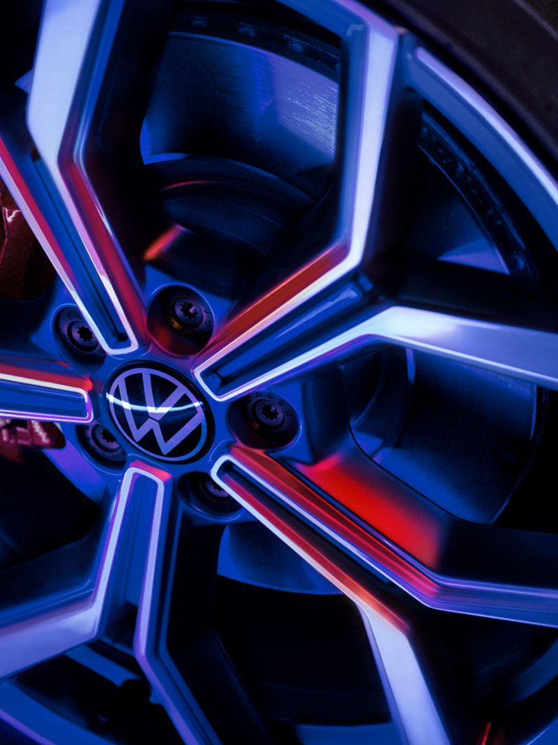 Dettaglio del cerchio in lega "Faro" da 18" originale Volkswagen montato su Nuova Polo GTI. 