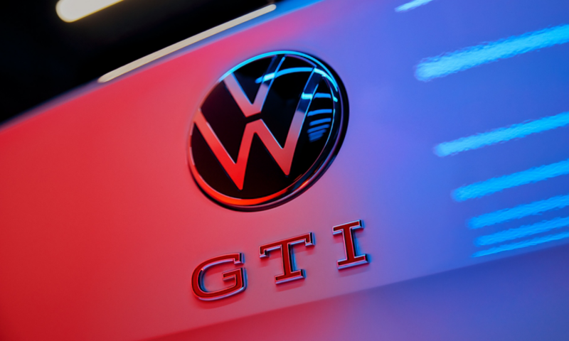 Detailaufnahme des VW Logos und des GTI-Badge am Heck eines weißen VW Polo GTI.
