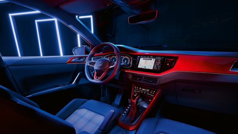Et blik fra bagsædet ind i cockpittet i VW Polo GTI med multifunktionssportslæderrat, Digital Cockpit Pro og Climatronic (ekstraudstyr).