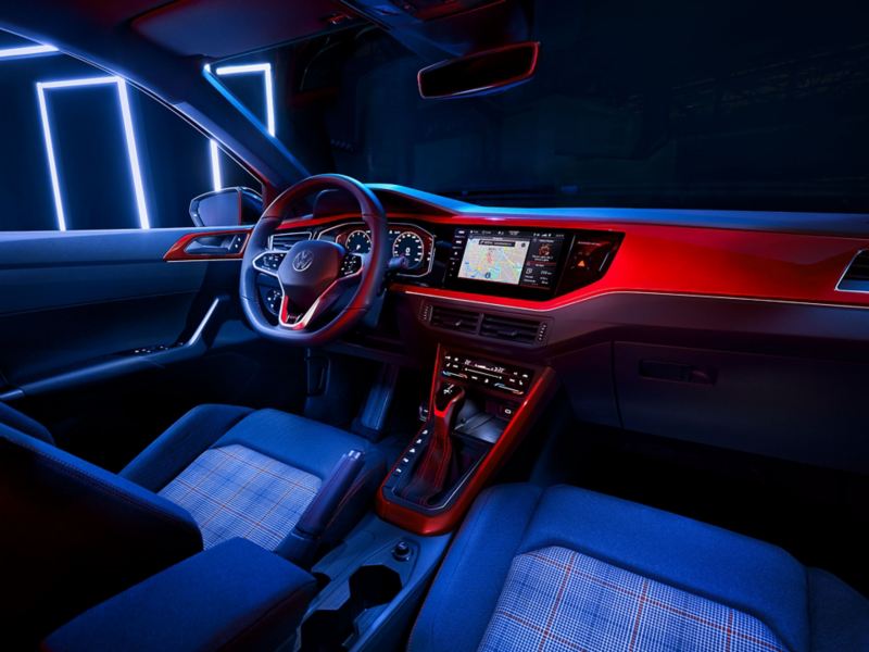 Vue du tableau de bord par le siège passager de l'intérieur de la Volkswagen Polo GTI avec la climatisation Climatronic, le Digital Cockpit pro et le volant multifonction.