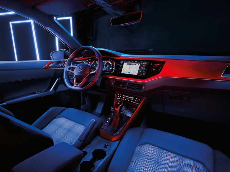 Vue détaillée du volant multifonction à commandes tactiles dans l'habitacle de la Volkswagen Polo GTI.