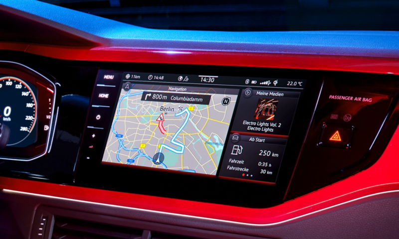 Système d'infotainment sur la Volkswagen Polo GTI qui montre l'utilisation de We connect Plus pour la navigation.