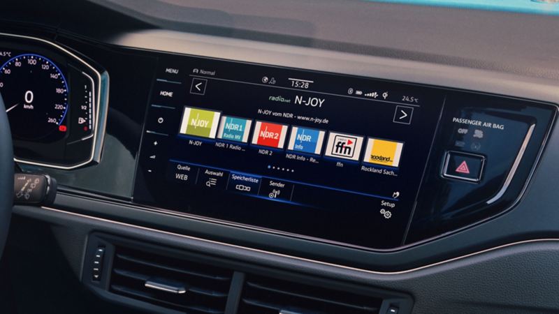 Detailansicht des Displays mit Webradio im Interieur des VW Polo. Eine Auswahl von Radiosendern wird angezeigt.