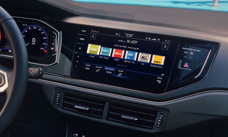 Detailansicht des Displays mit Webradio im Interieur des VW Polo. Eine Auswahl von Radiosendern wird angezeigt.