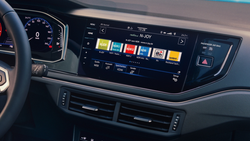 Nærbillede af displayet med netradio i kabinen i VW Polo. Der vises et udvalg af radiostationer.