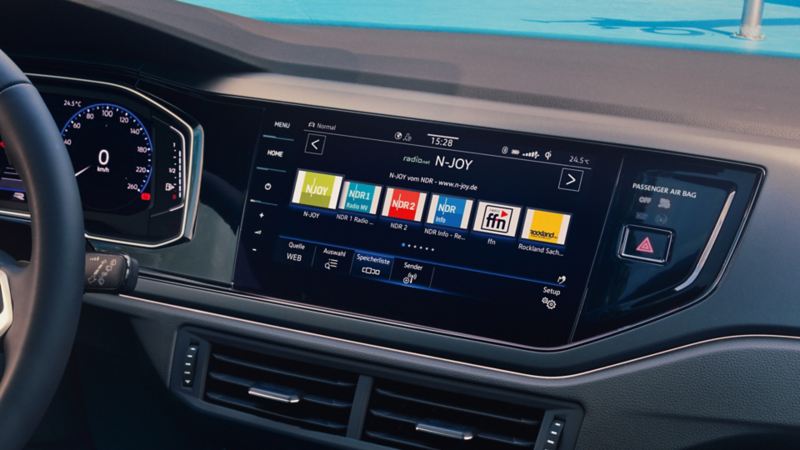 Detailed view of the display with Internet radio in the interior of the VW Polo, showing a selection of radio stations.