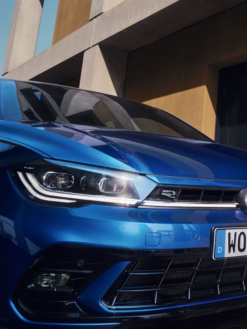 Front eines blauen VW Polo mit den IQ.LIGHT - LED-Matrix Schweinwerfern, der Motorhaube und dem Stoßfänger.