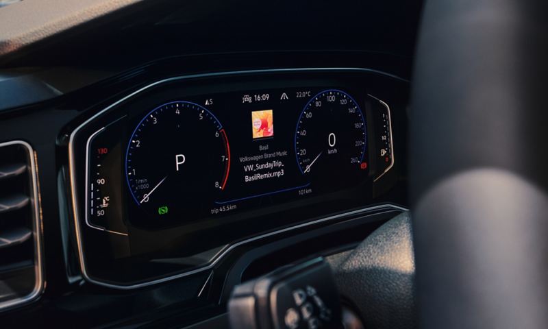 Nærbilde av Digital Cockpit Proi VW Polo, som blant annet viser speedometer og navigasjonssystem