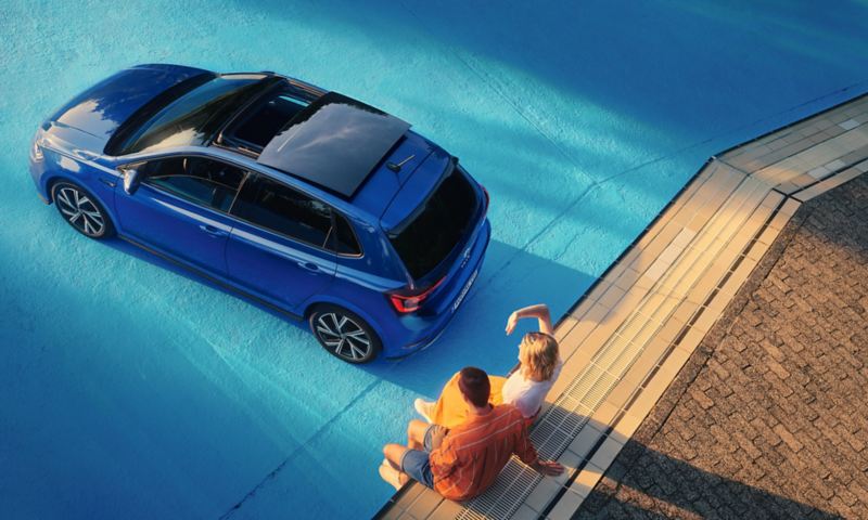 Vue de dessus d'une VW Polo bleue dans une piscine vide avec toit coulissant panoramique en option ouvert