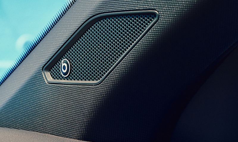 Primo piano dell'altoparlante all'interno di una Volkswagen Polo con la targhetta del sistema audio opzionale "beats".
