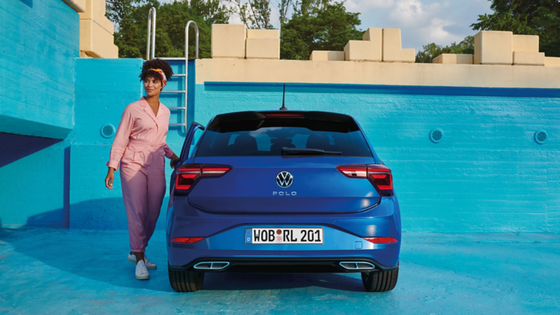 Blick auf das Heck eines blauen VW Polo, gepark tin einem leeren Pool. 