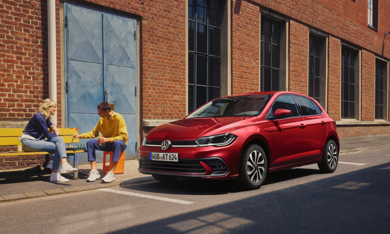 roter Volkswagen Polo Active Außenaufnahme - Polo Versicherung