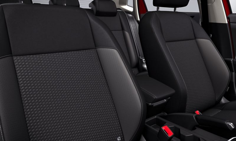 Innenansicht des Polo mit Active-Paket, Blick auf den Beifahrer- und Fahrersitz . 