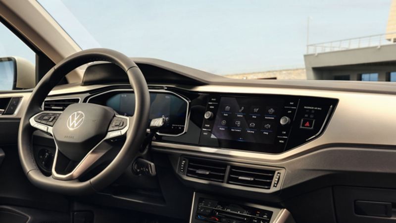 Innenraum des VW Polo MOVE mit Blick auf das Cockpit mit Radio „Ready 2 Discover“, MOVE Sitzbezügen und Air Care Climatronic