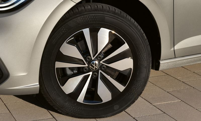 Der Kleinwagen VW Polo MOVE in silber mit Blick auf die Leichtmetallfelge „Zürich“ in 15-Zoll. Seitliche Frontansicht