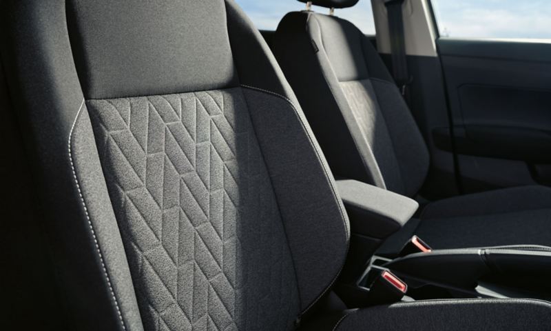 Innenraum des VW Polo MOVE mit Blick auf die Sitzbezüge des Fahrer- und Beifahrersitzes
