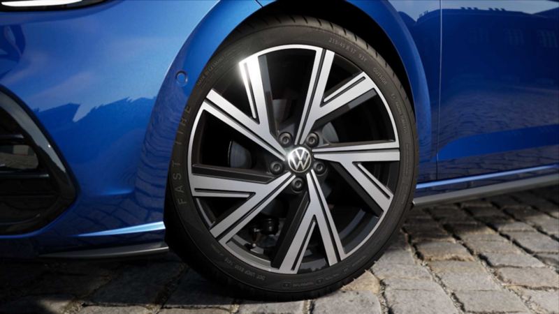Ripresa ravvicinata di uno pneumatico con sopra il logo del brand Volkswagen.