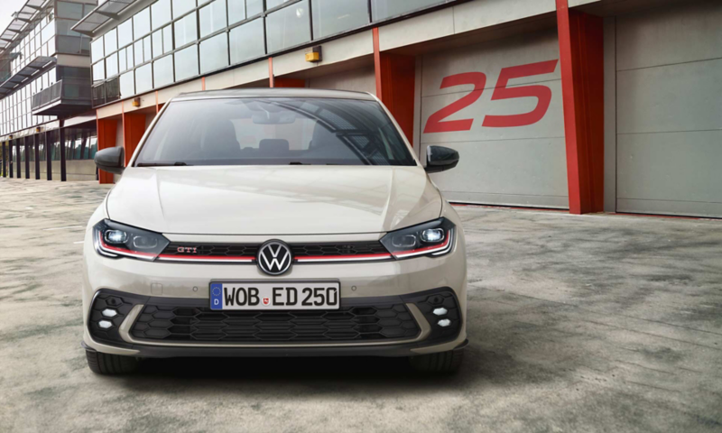 La VW Polo GTI Edition 25 vue de face devant l'entrée d'un box numéroté 25.