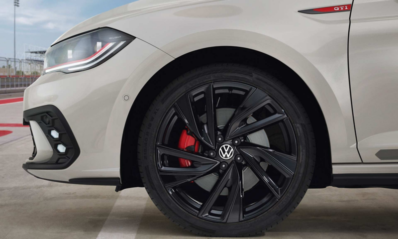 Roue et aile avant de la VW Polo GTI Edition 25 avec étriers de freins rouges.