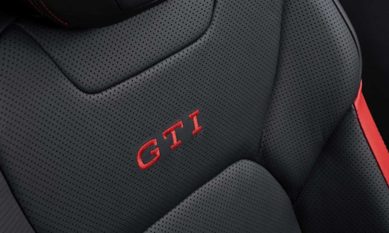 Vista dettagliata del logo GTI sui sedili sportivi in pelle della VW Polo GTI Edition 25