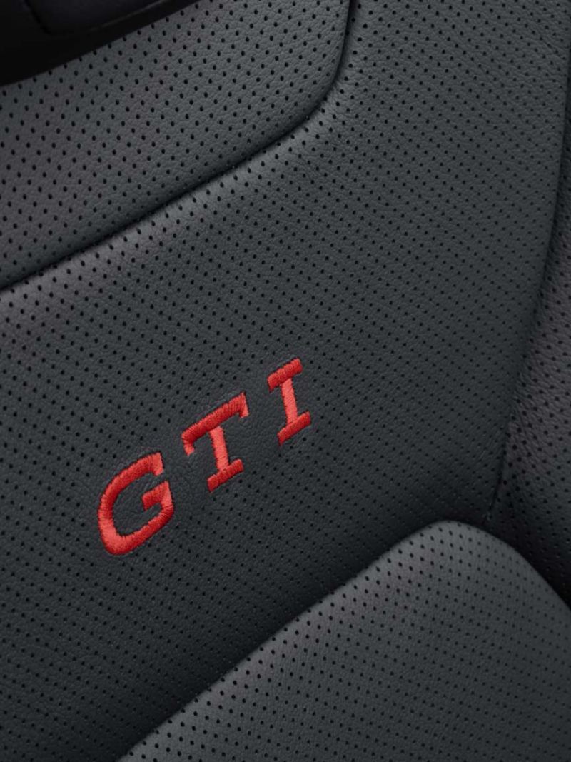 Gros plan sur le logo GTI brodé sur les sièges avant de la VW Polo GTI Edition 25.