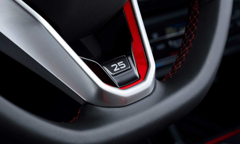 Gros plan sur l'insert 25, sur la branche centrale du volant sport multifonction de la VW Polo GTI Edition 25.