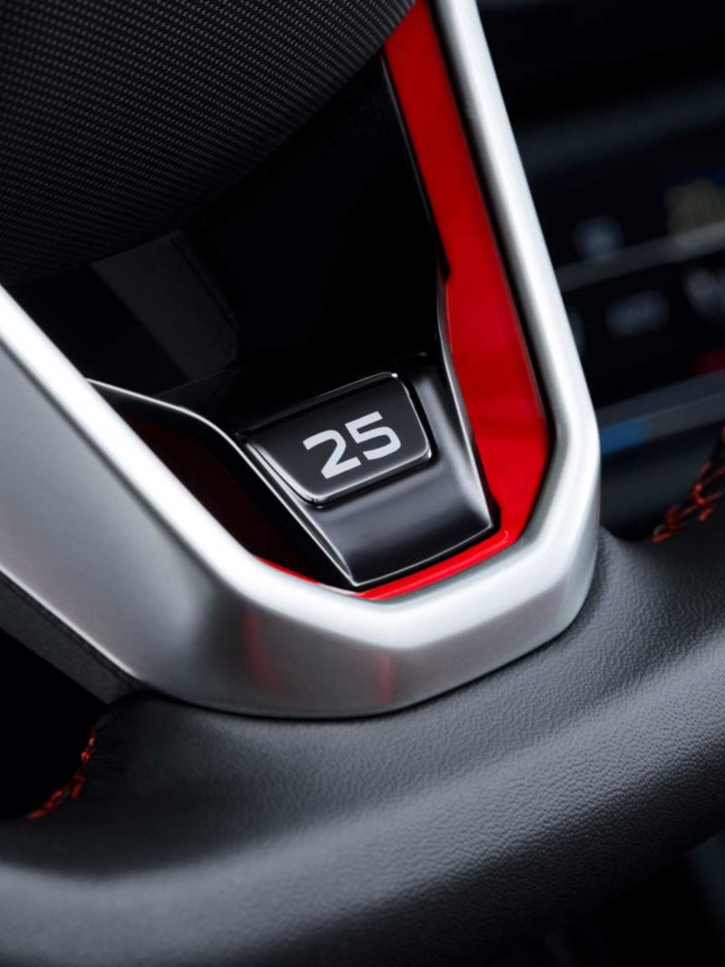 Vista dettagliata della barretta del volante sportivo multifunzionale della Volkswagen Polo GTI Edition 25